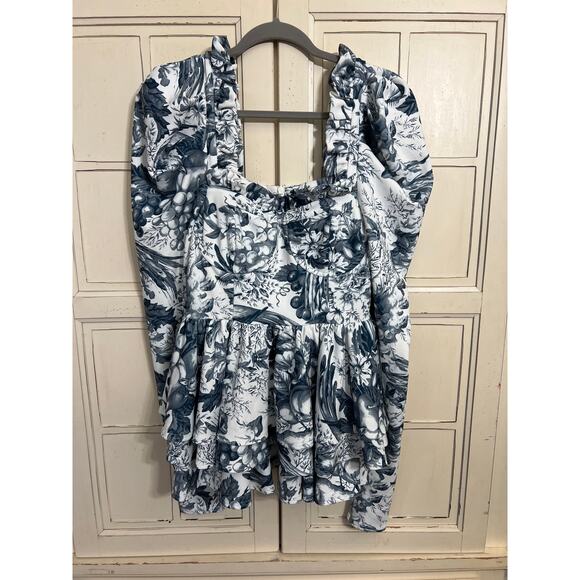 Selkie size small Boleyn top blue & white